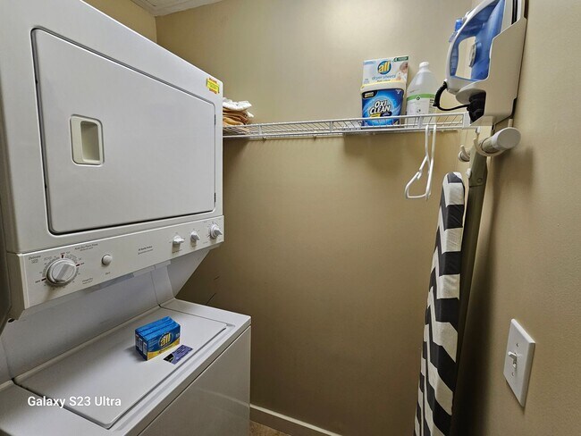 Building Photo - 1-bedroom furnished condo with fenced courtyard