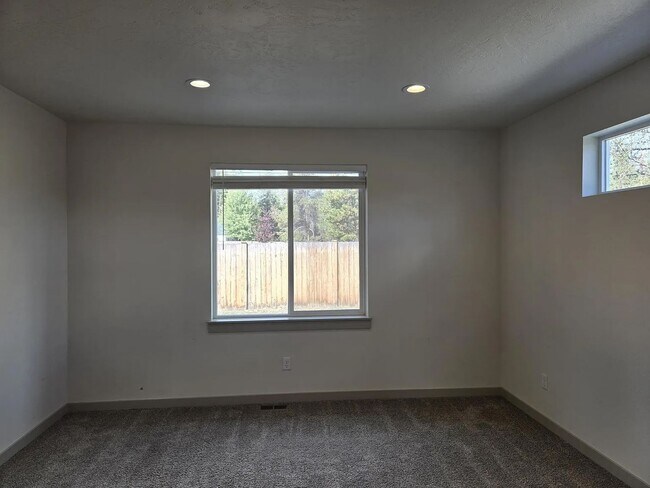 Building Photo - YECK-683