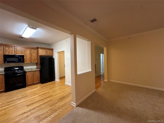 Building Photo - 75 Quaker Ave