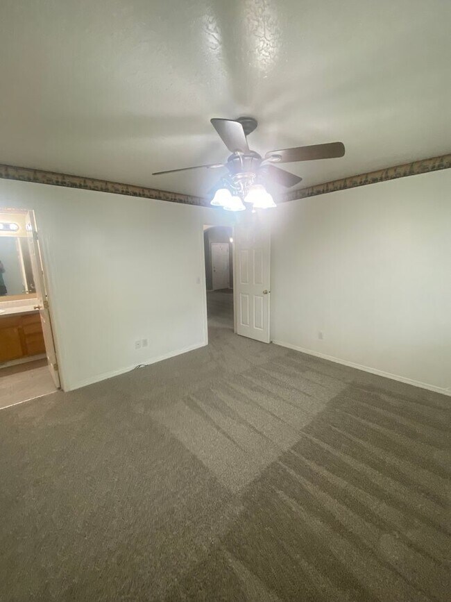 Building Photo - 3 Bed, 2 Bath,  Single Story, CUL-D-SAC Ho...
