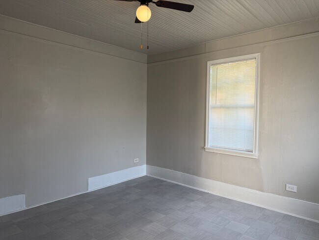 Building Photo - Single Story 2-Bedroom Home Ready for Move In!