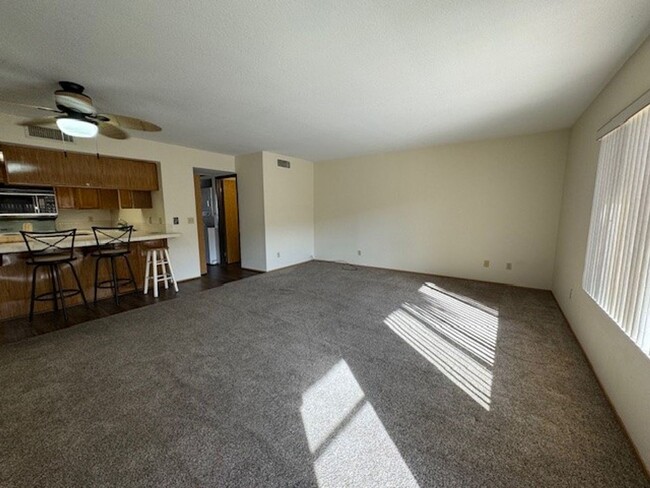 Building Photo - 1 BR 2Ba Condo across Colorado River, pool...