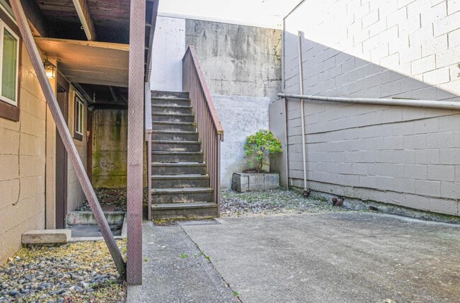 Building Photo - 121 N Wasson St