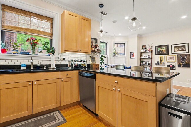 Building Photo - 918 W Schubert Ave