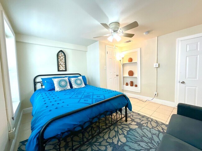 Building Photo - 319 S Olive St