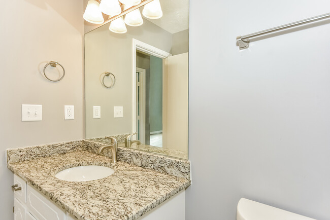 Building Photo - Nice Bedroom in Clarksville!