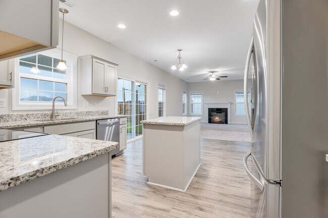 Building Photo - 917 Uplands Ln