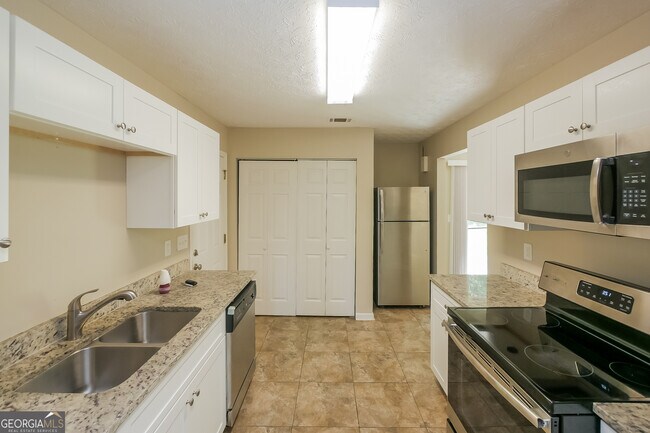 Building Photo - 2703 Holly Berry Dr