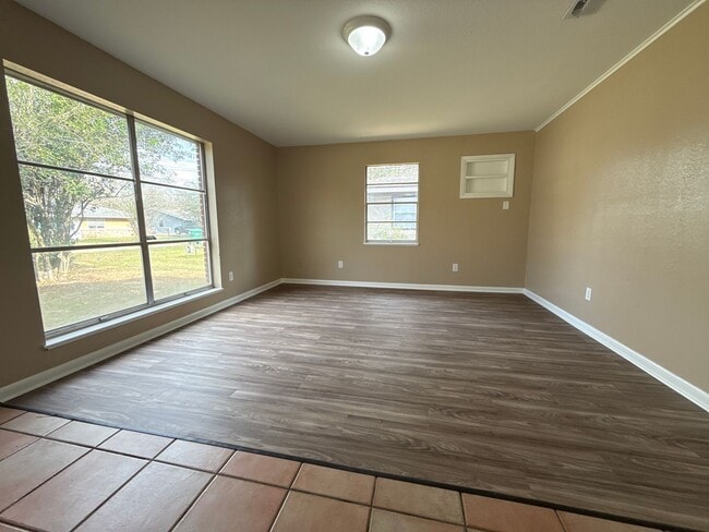 Building Photo - Country and City Side Home