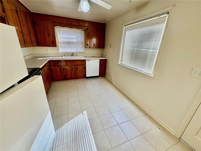 Building Photo - 16 Summit St