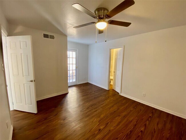 Building Photo - 10601 South Dr