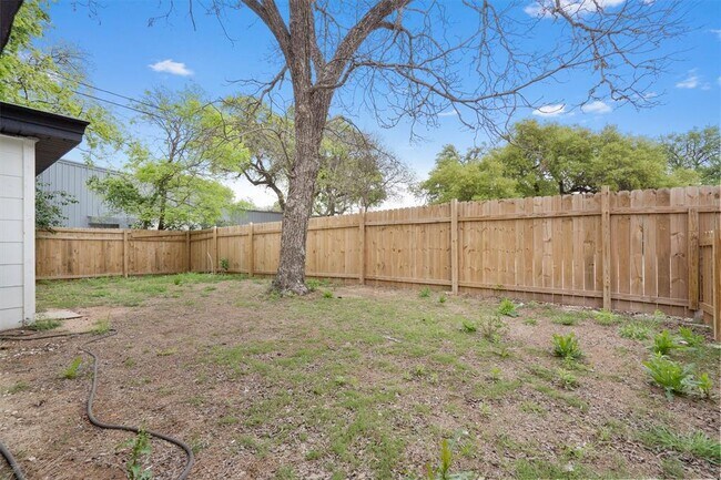 Building Photo - 10205 Old Manchaca Rd