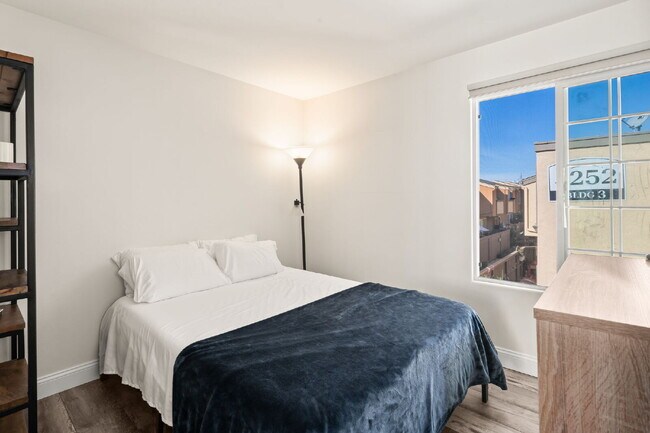 Building Photo - 3BR/2BA Condo with Vaulted Ceilings, Close Proximity to UCSD and Medical Centers! Available APRIL...