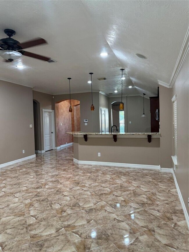 Building Photo - 15930 Hidden Crest Dr