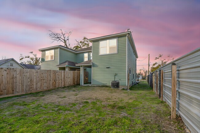 Building Photo - 1802 Eubanks St