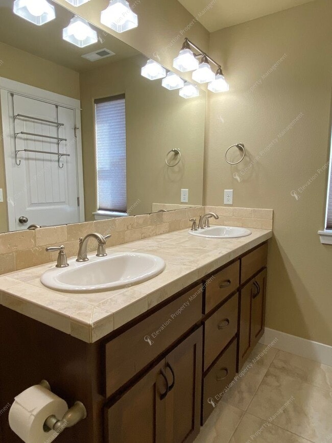 Building Photo - SW Bend Home Close to Old Mill & Deschutes River Trail