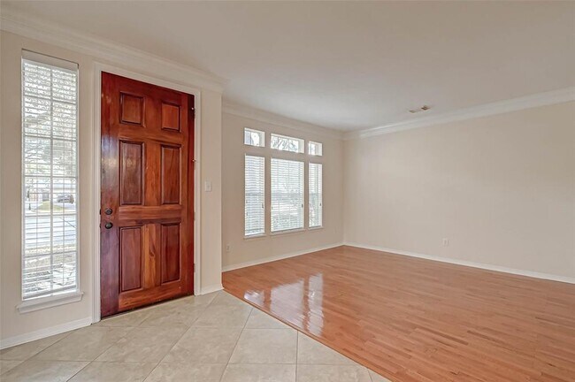 Building Photo - 910 Chinni Ct
