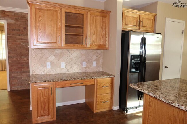 Building Photo - 1544 Sweetbriar Dr