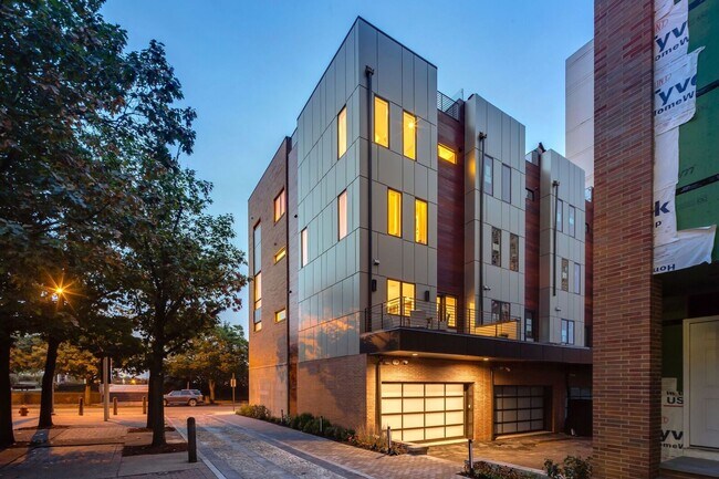 Building Photo - Old City Townhome with Parking