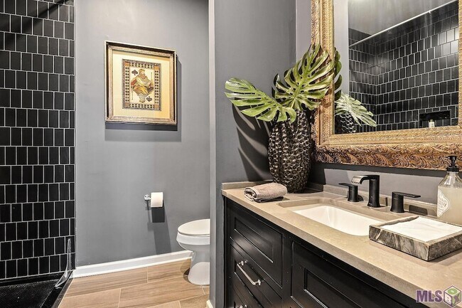 Building Photo - 7640 Lasalle Ave