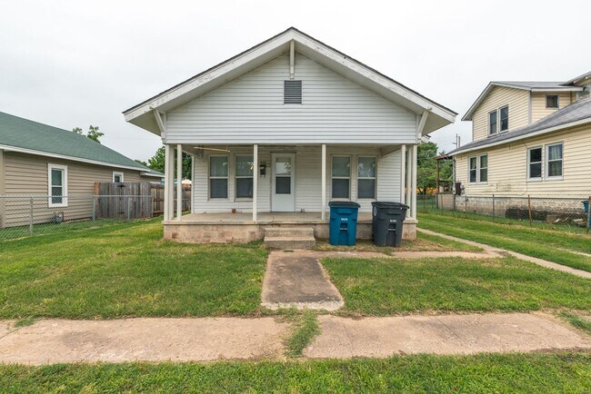 Building Photo - Beautiful 2 Bed 1 Bath in Quiet Area