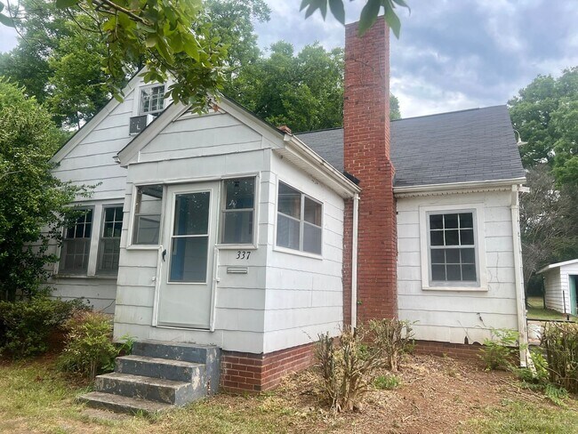 Building Photo - Three bedroom, 1 bath house with studio apartment in Burlington