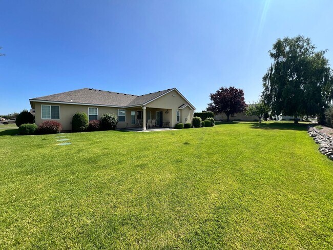 Building Photo - Well Maintained Home in Pelican Point Comm...