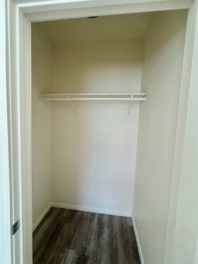 Building Photo - MUST SEE!