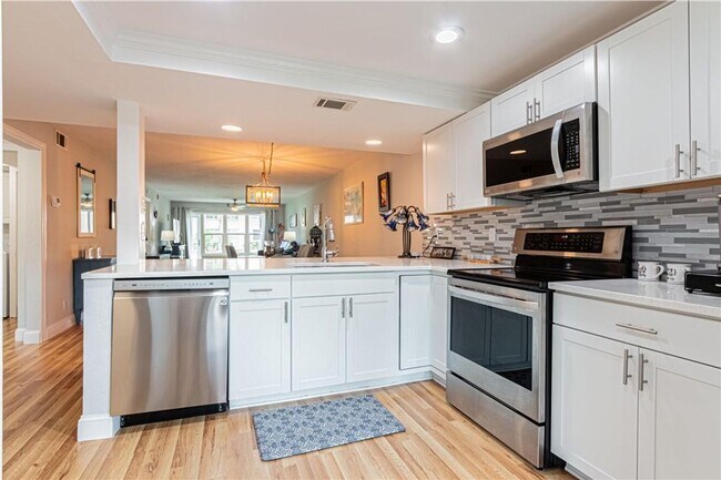 Building Photo - Bright & Spacious First-Floor Condo in Win...