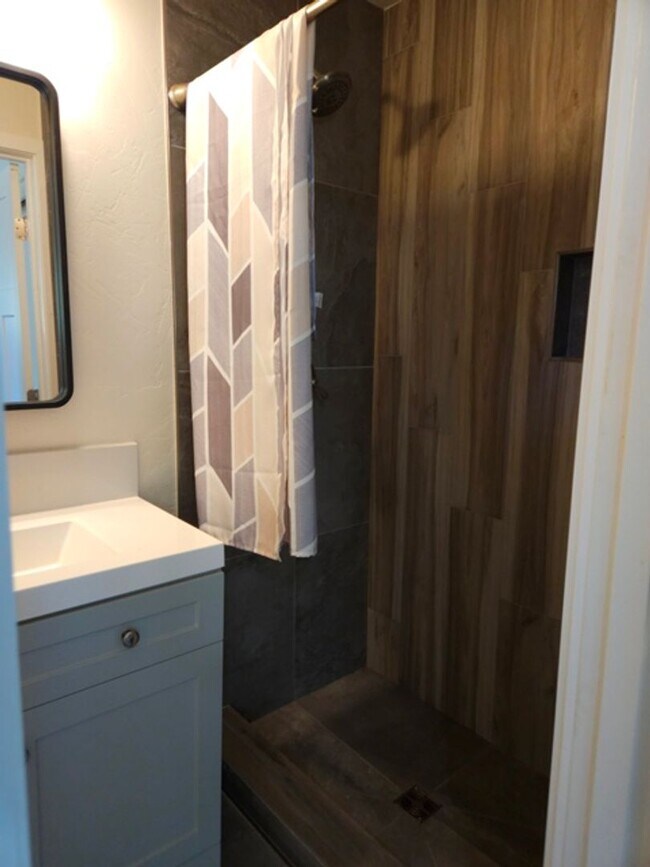 Building Photo - 3Bd/2.5Ba Single Story Home-For viewing!