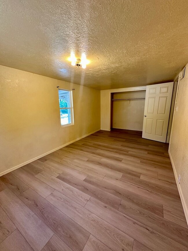 Building Photo - 3 Bedroom Home Ready to Rent