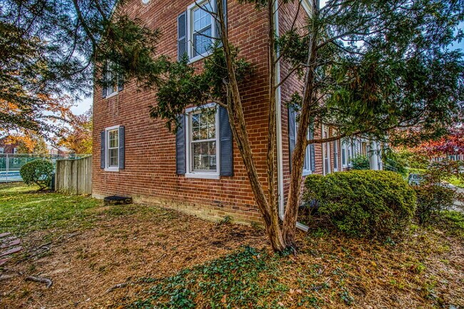 Building Photo - Discover Exceptional Townhouse Living!