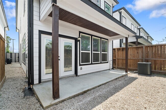 Building Photo - 1028 Melneeka Ln