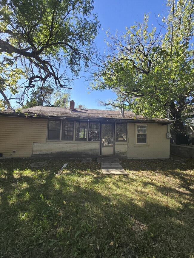 Building Photo - 1334 N Estelle St