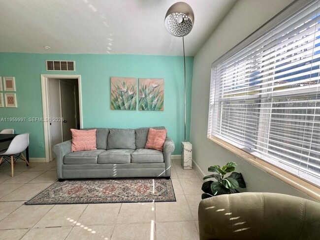 Building Photo - 1130 NE 81st St