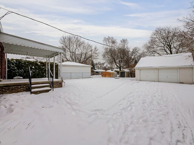 Building Photo - AVAILABLE NOW! Spacious 4-Bed Gem in the Heart of Clawson!