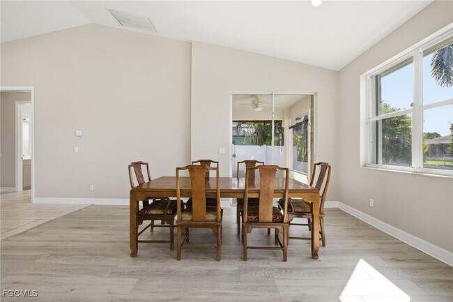 Building Photo - 1012 SE 5th Terrace