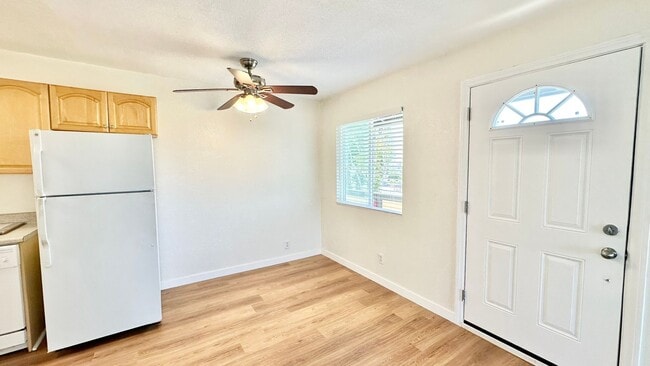Building Photo - Darling, Upstairs, Corner-End Condo Unit i...