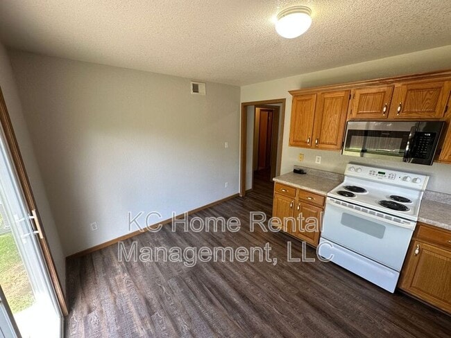 Building Photo - 709 SE Drew Ct