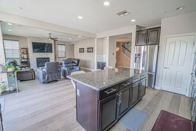 Building Photo - Beautiful 5-Bedroom Home with Outdoor Entertainer's Area in Valencia!