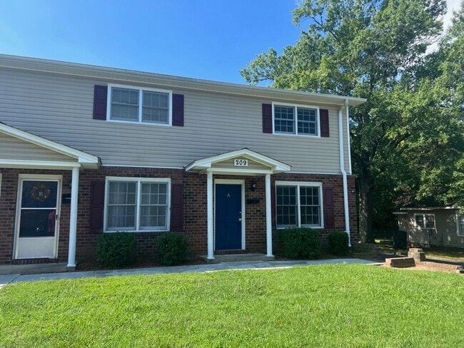 Building Photo - Two bedroom, 1.5 bath in Graham--McAden Place