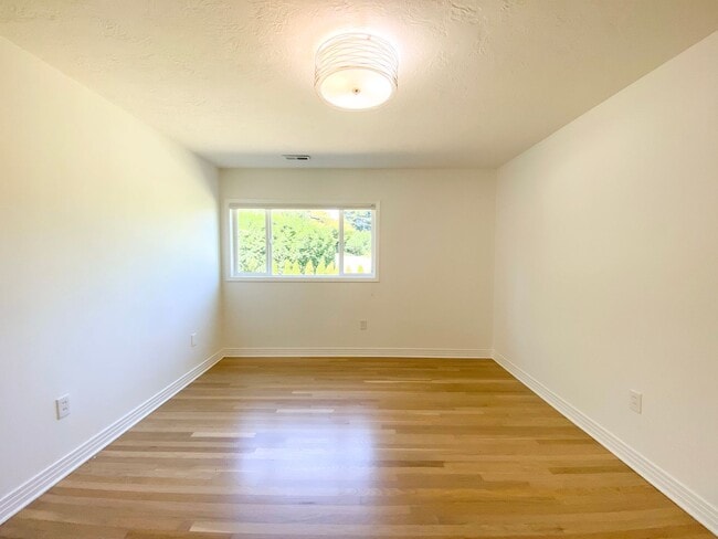 Building Photo - Stunning Mid-Century Home with Spectacular Southerly Views in Sought-After Terwilliger Heights!