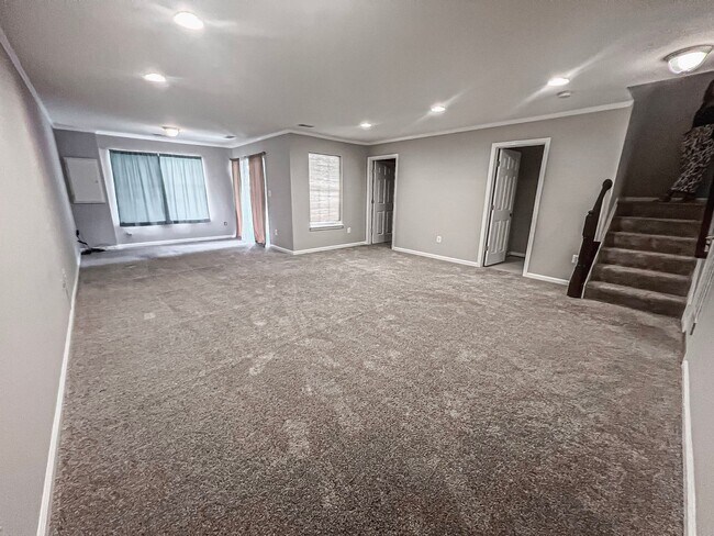 Building Photo - Stunning 3 Bed 3.5 Bath Brick Colonial End-Unit Townhome In Vibrant Kingstowne Community