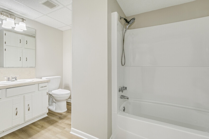 lower level bathroom - 16376 Fishing Ave W