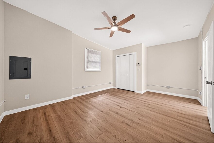 Building Photo - 631 E Mistletoe