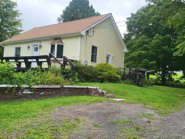 Building Photo - Cozy & Bright 2-Bedroom Home in Middlefield