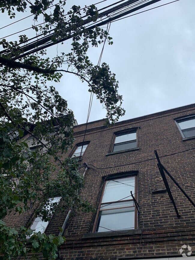 Building Photo - 805 Clinton St