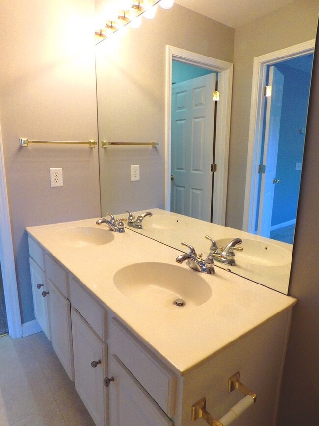 Building Photo - Ballantyne Village Townhome for Immediate ...
