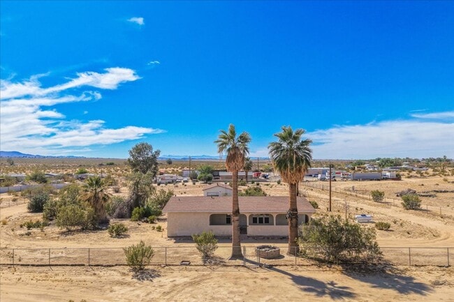 Building Photo - 2 Bedroom Home on 1.8 Acre Lot