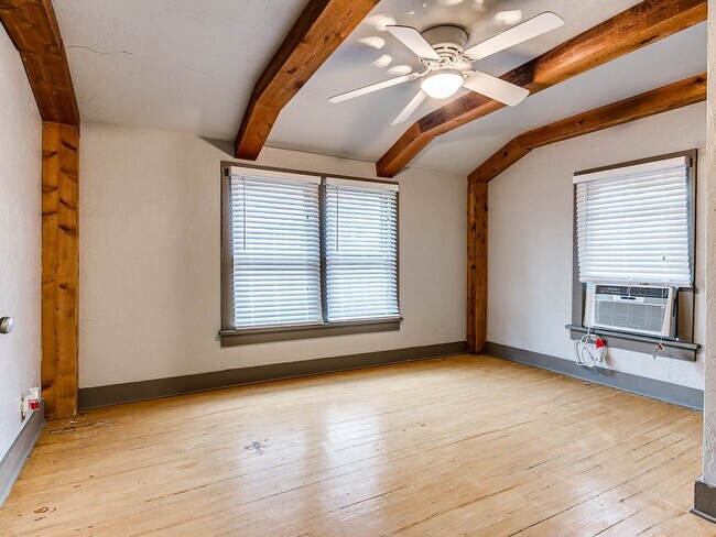 Building Photo - Unique with a Artsy Flare    1Bed + Flex Room /1.5 Bath in Edgemere Park